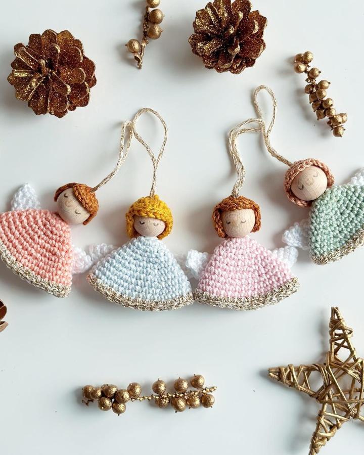 Pastel angel ornaments with crochet christmas decorations ideas from @essiebirdies. Wooden bead faces and metallic trim details.