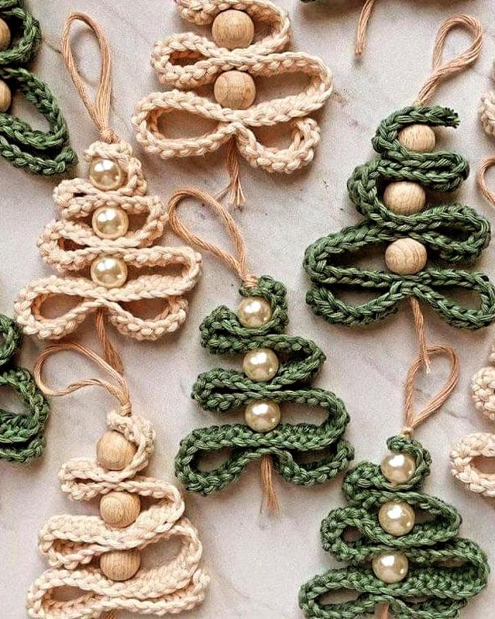 Green and cream zigzag tree ornaments from @corelinha_crochetaria_regina_ with wooden bead embellishments and jute loops.