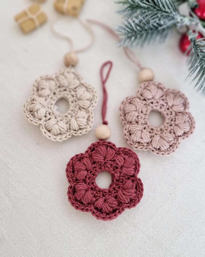 Floral crochet christmas decorations ideas from @virkatbyby featuring beaded hanging ornaments in muted tones