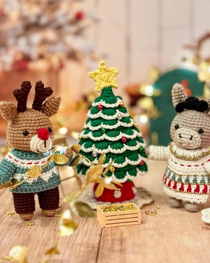 Crocheted reindeer, tree, and snowman from @littlebichons with metallic gold accents and festive sweaters