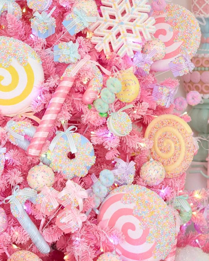 Candy-themed pink tree from @hollyandivy_ with oversized lollipop and donut ornaments in pastel hues
