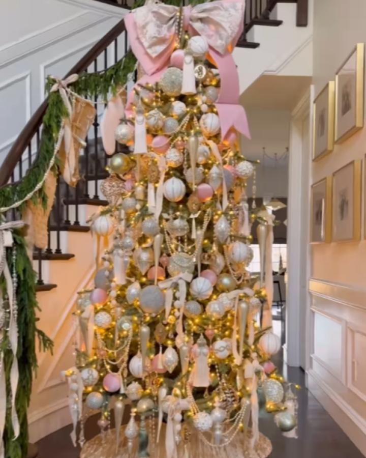 Gold and blush decorated tree from @sami_riccioli with beaded garlands and mixed ornaments in hallway setting