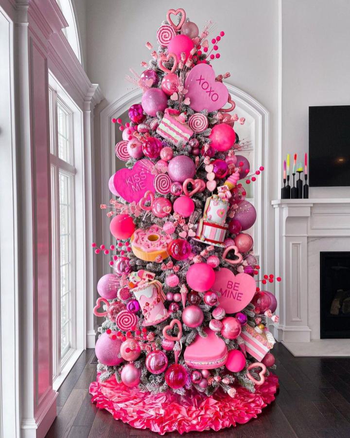 Hot pink and magenta candy-themed tree from @sami_riccioli with oversized lollipop and heart ornaments