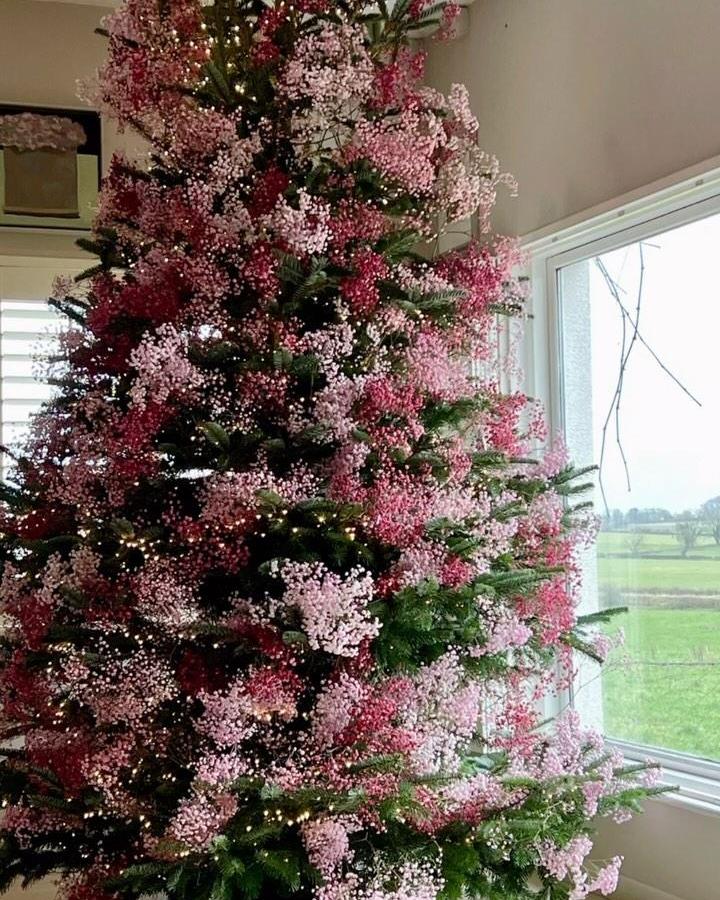 Pink and burgundy baby's breath adorned tree from @lamberdebie with romantic layered floral texture