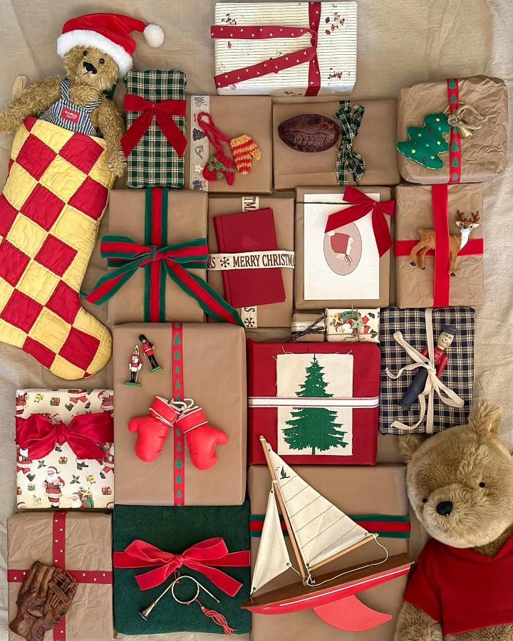 Festive brown paper christmas wrapping ideas from @carriemshaw featuring handmade tags and ribbon details.