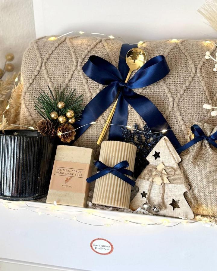Burlap-wrapped christmas gift box ideas for men from @cuteboxesboutique with navy ribbons and gold accents.