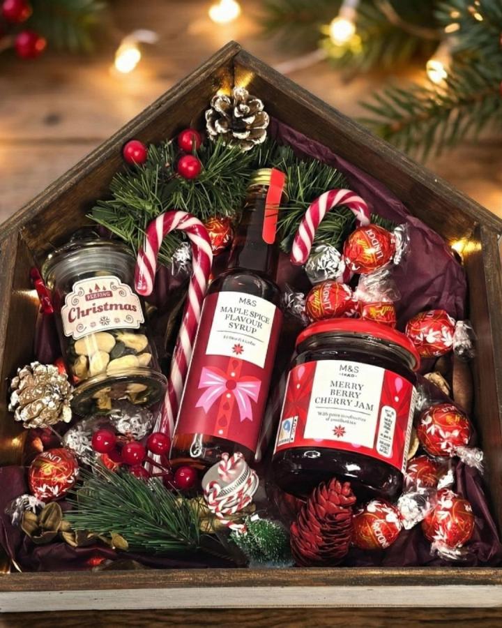 Festive wooden tray with christmas gift box ideas for men from @giftingcy featuring gourmet treats and holiday decor