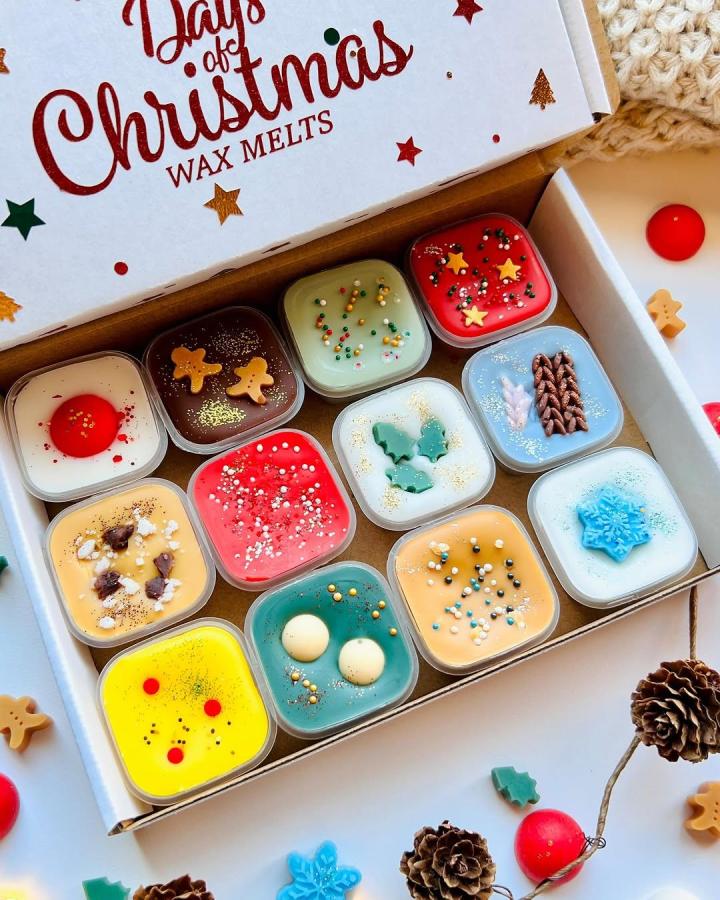 Festive wax melt sampler box with christmas gift box ideas for women from @magicartcandles featuring holiday shapes and sprinkles