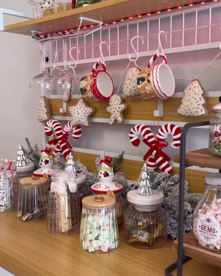 Festive mug display with christmas hot cocoa bar ideas from @gracelynnhewitt. Hanging cups and candy cane accents.