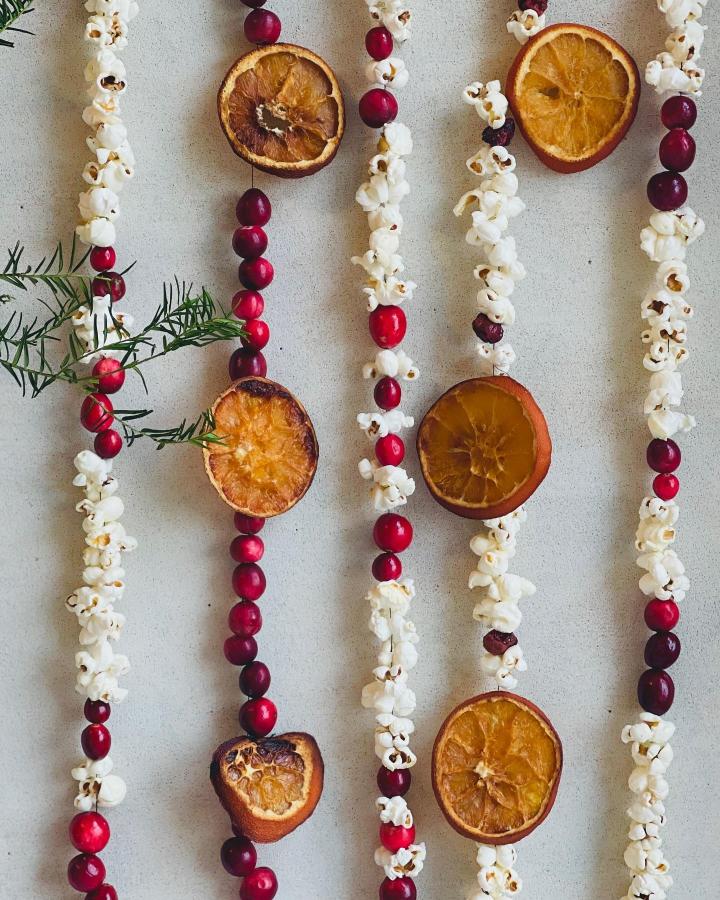 Natural diy dried orange christmas decorations from @interiorswithashley. Popcorn and cranberry garlands with citrus slices.