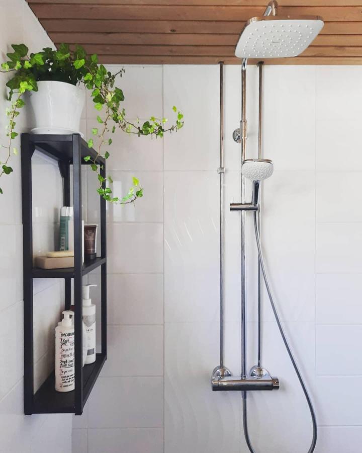 Black metal and glass bathroom shelf from @203nelioo with green plant ikea enhet ideas.