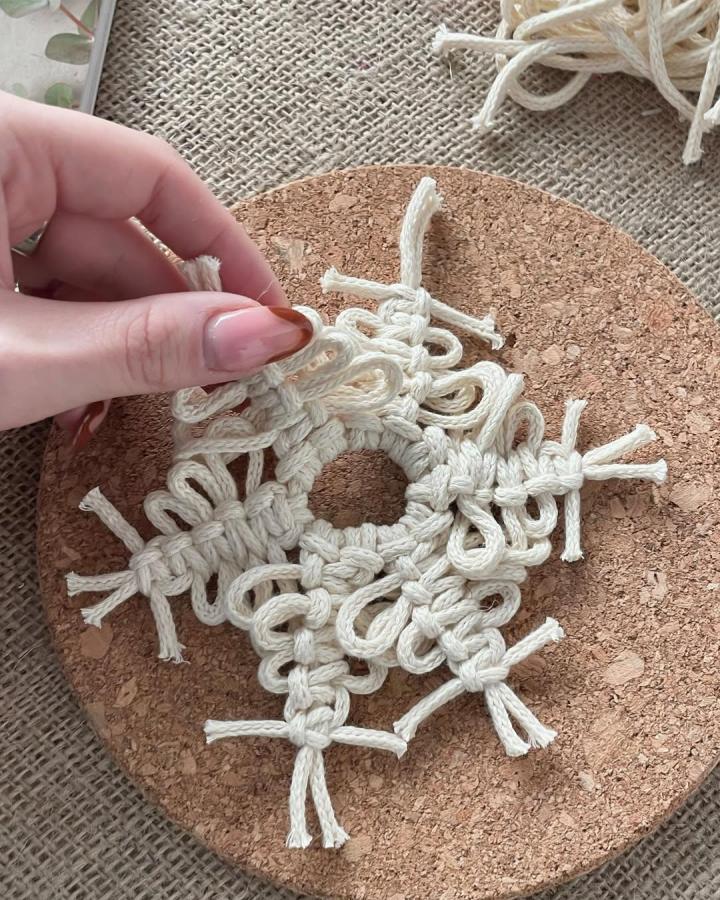 Natural cotton cord macrame christmas ornament ideas from @anna_cankurt featuring looped snowflake pattern on cork base.