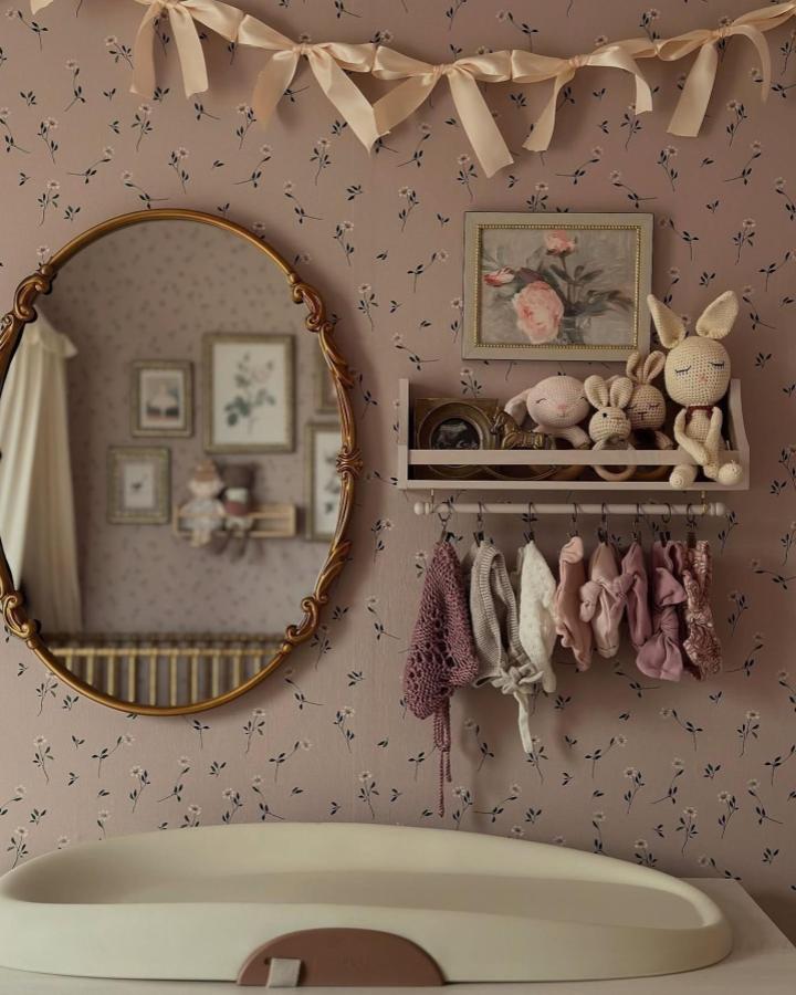 Dusty rose floral peel & stick wallpaper ideas nursery wall with gold mirror and soft decor from @duvarkagidimarketi creating vintage cozy vibe.