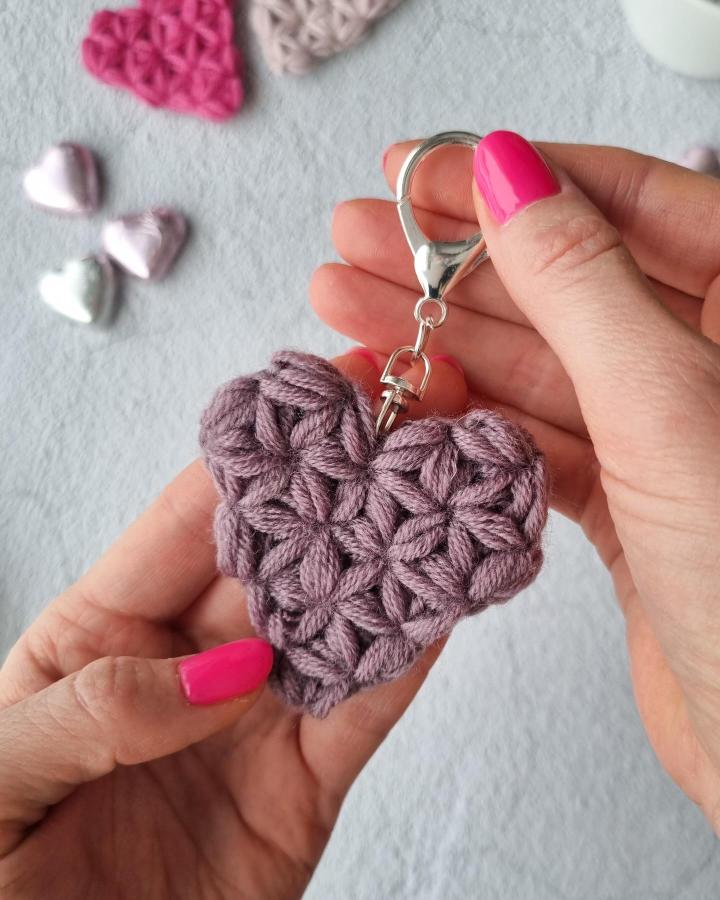 Dusty purple chunky crochet heart keychain from @nordicyarnart with lobster clasp perfect for crochet valentines ideas.
