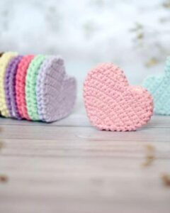 Soft pastel chunky crochet hearts from @amigurumi_magic_world crochet valentines ideas textured and cozy handmade craft pieces.