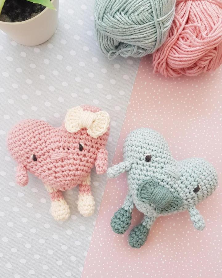 Pink and blue heart-shaped crochet characters with tiny arms and legs from @marlowandchestnut showcasing crochet valentines ideas.