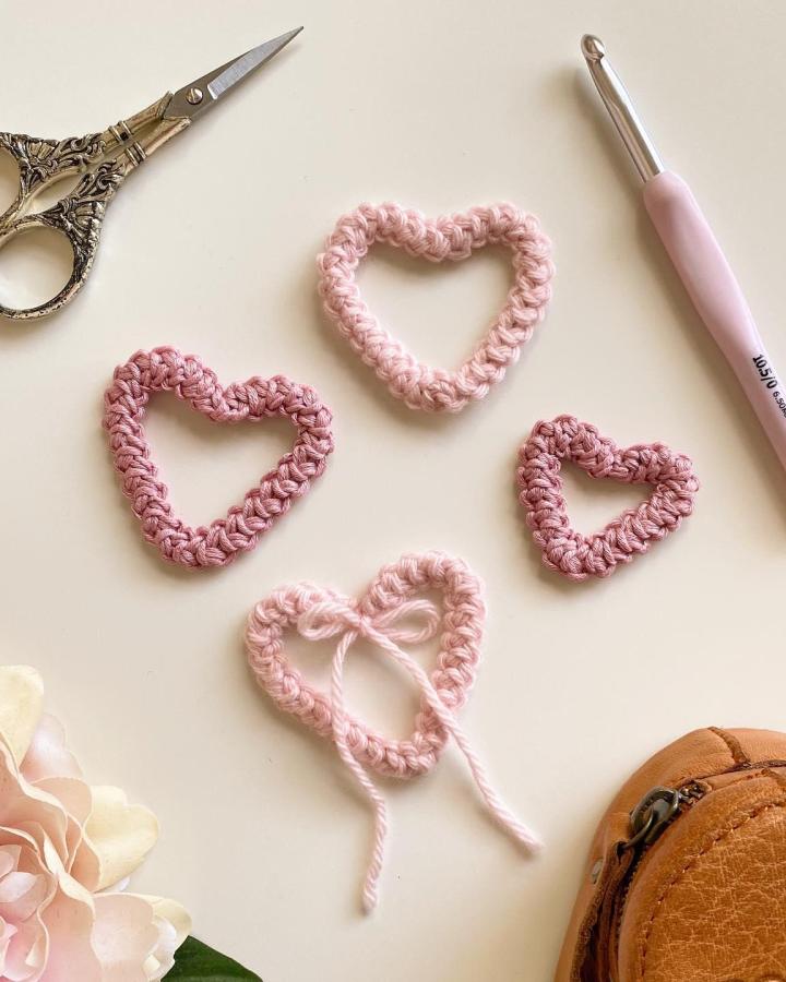 Pink and dusty rose crochet heart frames with a bow from @crochetroad perfect for crochet valentines ideas.