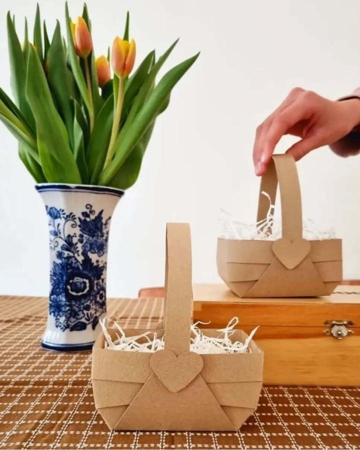 kraft paper Easter baskets with heart decoration from @sisu_little_kitchen_big_love for easter paper crafts for adults