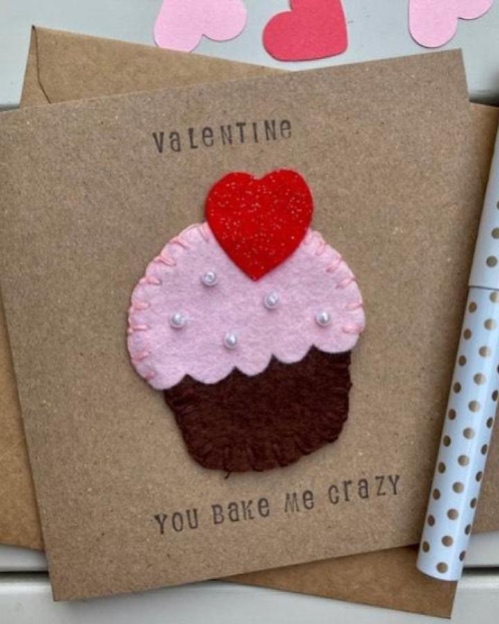 Pink and brown felt cupcake with pearl beads and red heart on kraft paper handmade valentines card ideas from @papersoupcards. Cozy, stitched craft style.
