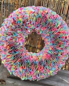 Multicolored crinkled paper wreath from @fraeuleinvintagezauber featuring vibrant spring wreath ideas with textured ruffles.