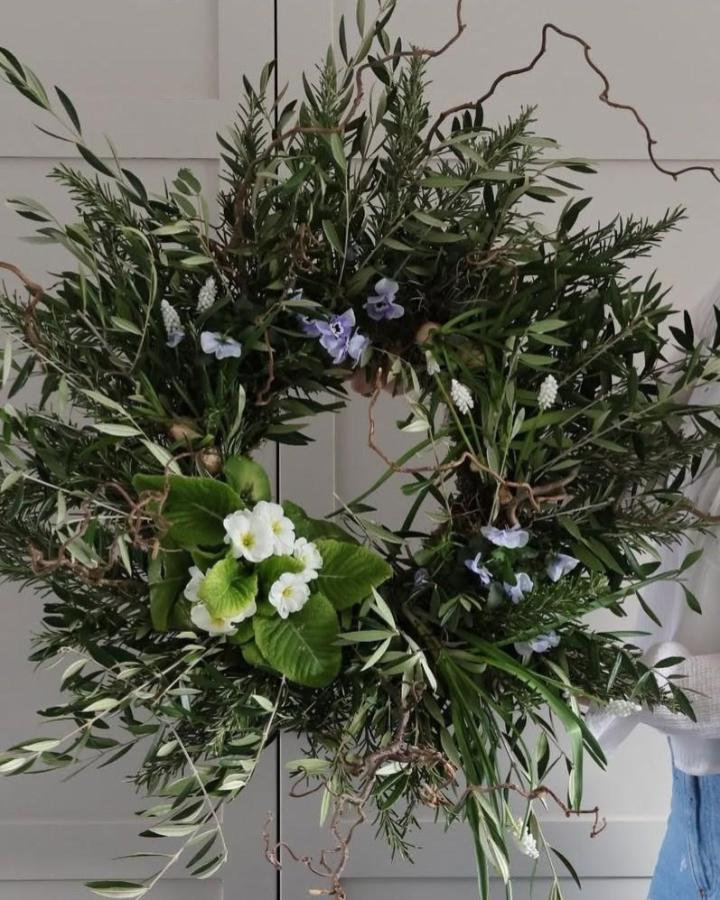 Lush green and twig spring wreath ideas from @the_suffolk_nest with white primroses and delicate purple flowers