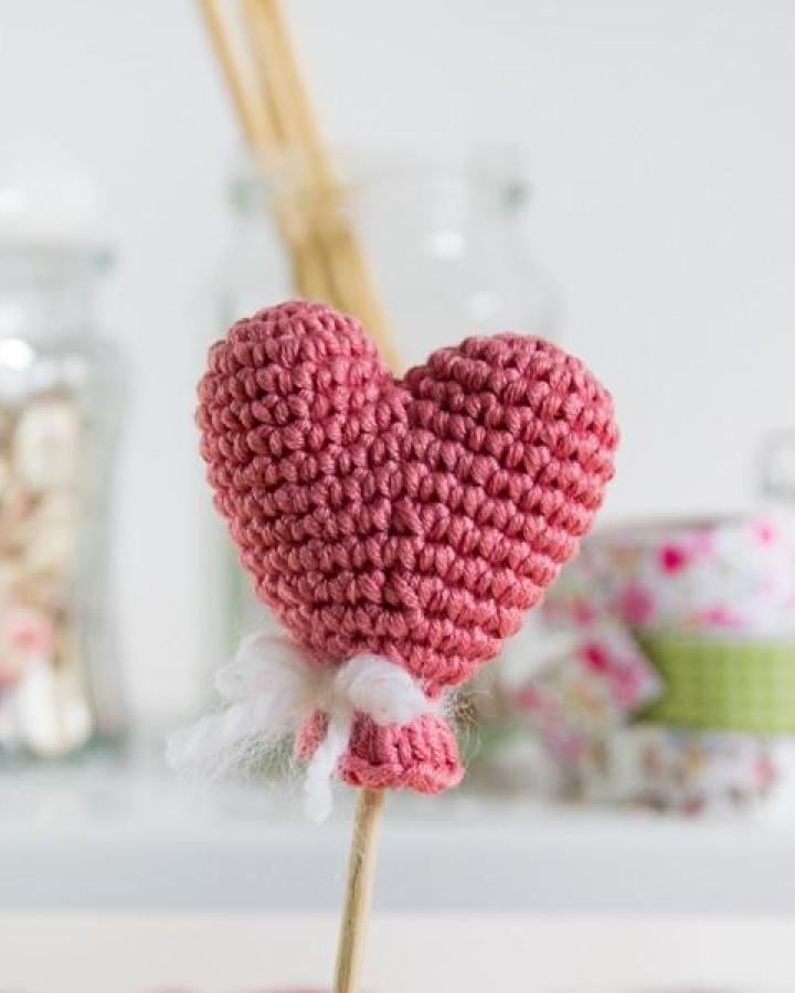 Pink chunky crochet heart on stick from @gatheredmakers. Valentines crafts for adults with soft yarn and cozy texture.