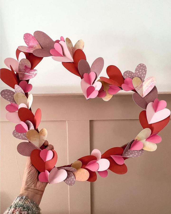 Red, pink, and mauve layered paper hearts garland from @latteandlullabies showing valentines paper craft ideas.