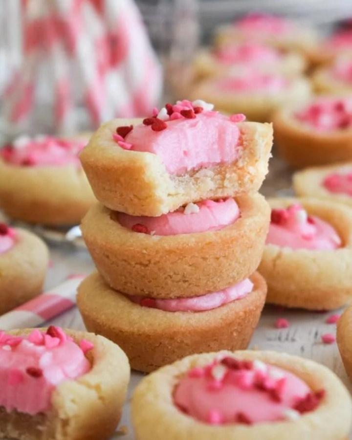 Golden cookie treat cups with pink frosting and heart sprinkles from @dancearoundthekitchen2019 perfect valentines treat ideas.