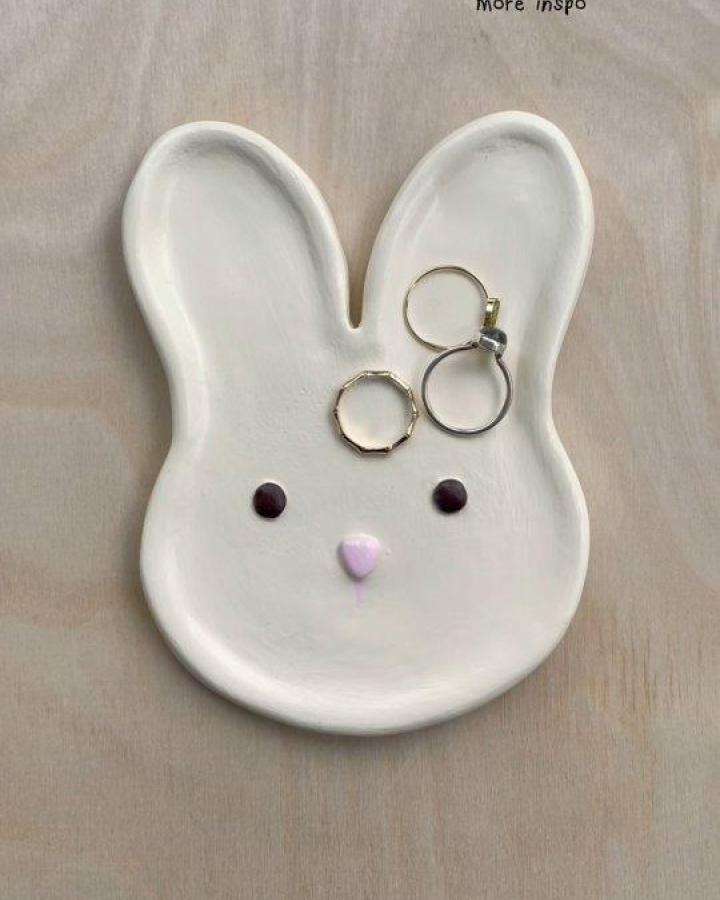 white bunny clay dish for easter clay craft ideas from @clouds_pineapples simple and charming jewelry holder design