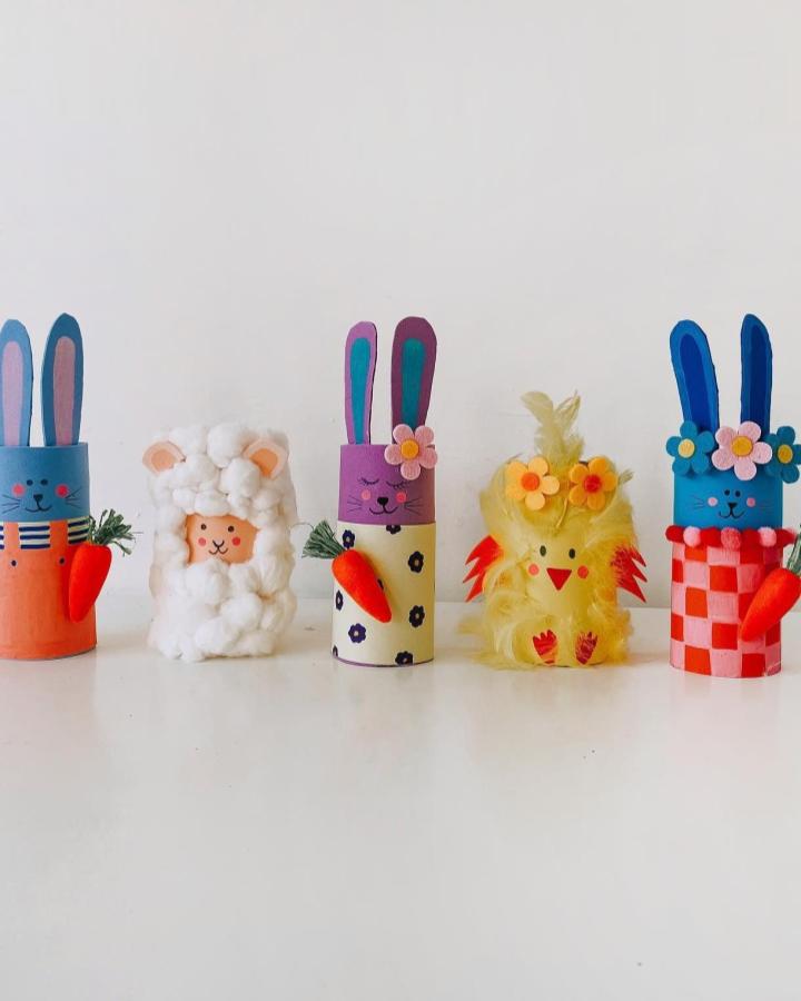 Cute colorful painted toilet roll bunnies and chicks craft from @hallomeinkleines for easter craft night ideas with felt flowers and cotton balls.