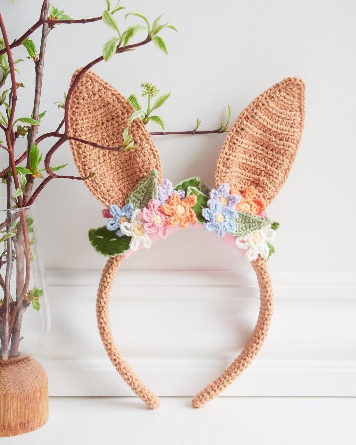 crochet bunny ears headband with pastel flowers from @ma_ra_boo soft textured yarn easter crochet ideas accessory