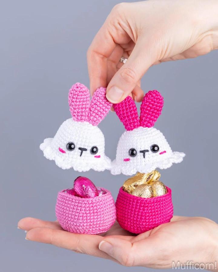 Pink and white crochet bunny egg holders with candy baskets from @animo.design. Cute and festive easter crochet ideas.