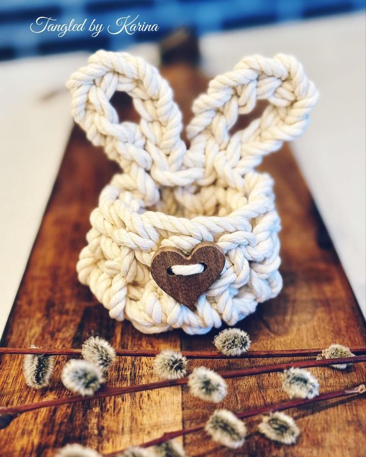 Chunky white cotton rope bunny basket with wooden heart button from @doubledutchcrochetco Easter crochet ideas craft.
