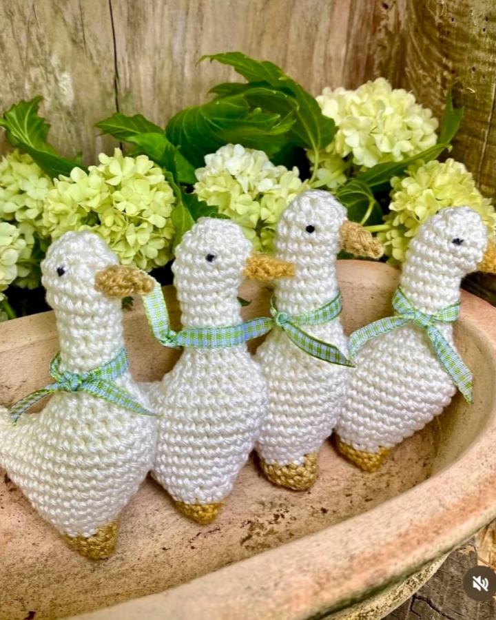 White and gold crocheted ducks with green plaid ribbons from @crochetroad perfect for easter crochet ideas and spring decor.