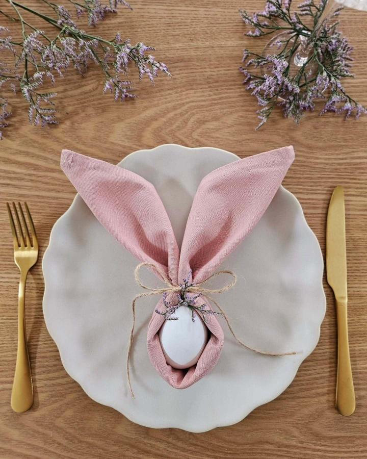 Soft pink bunny napkin ring with twine and white egg on scalloped plate from @foreverhome_no1, simple easter table decor ideas.