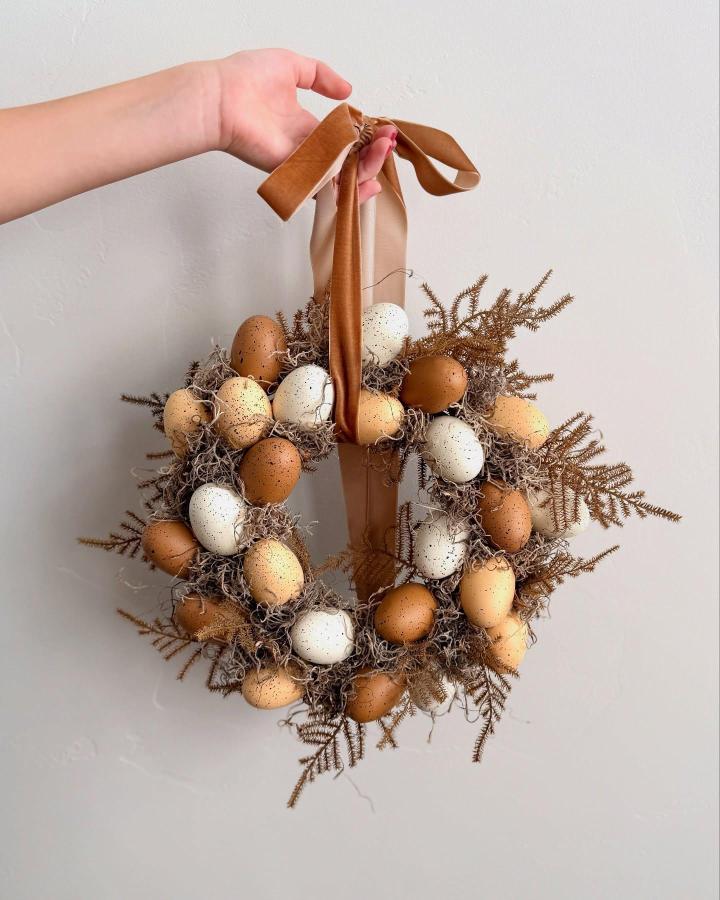 Natural speckled egg and moss wreath with velvet ribbon from @jennyswreathboutique perfect for earthy easter wreath ideas.