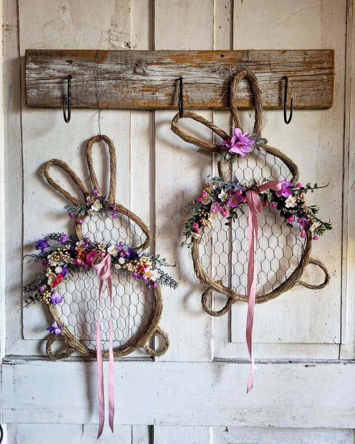 Rustic grapevine bunny wreaths with pink ribbons and floral accents from @z_drewutni_u_tuski farmhouse style Easter wreath ideas.