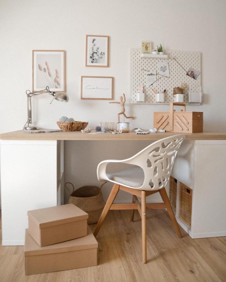 Light wood and white Kallax desk with modern chair and natural storage baskets from @couch_magazin. Soft, minimalist style ikea kallax desk hacks & ideas.