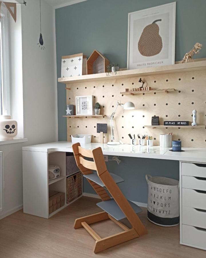 Light wood pegboard and white Ikea Kallax desk setup from @spetilek with shelves and blue accent wall ikea kallax desk hacks & ideas.
