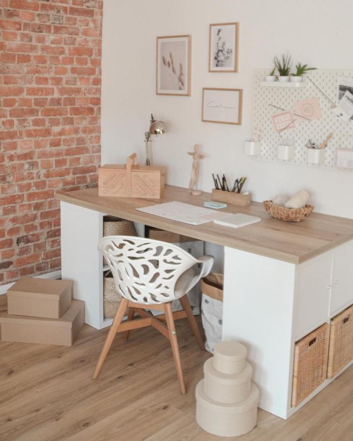 Natural wood desktop with white Ikea Kallax base desk from @mein.lieblings.leben. Stylish ikea kallax desk hacks & ideas with storage baskets and decorative chair.