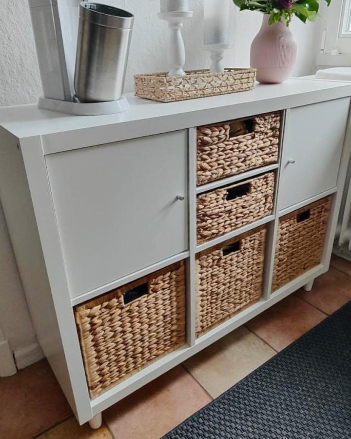 Natural woven baskets in white ikea kallax dresser hacks & ideas storage unit with decorative accents from @kallaxshop.de.