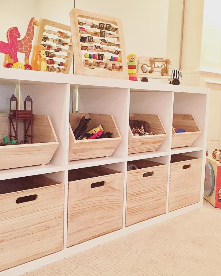 Natural wood bins on white Ikea Kallax shelving from @operationorganization. Cozy and organized ikea kallax playroom hacks & ideas.