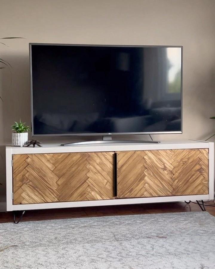 Natural wood chevron panel ikea kallax tv unit hacks & ideas from @do.it.yourself.mum with white frame and hairpin legs in living room