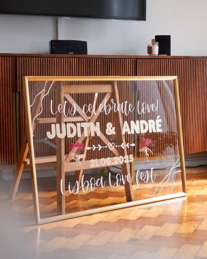 clear Ikea picture frame wedding sign from @judithjelena with calligraphy and dried flowers handcrafted for a modern celebration