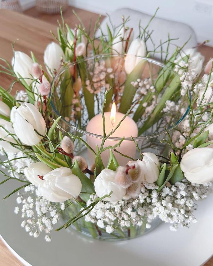 clear glass vase candle centerpiece from @annas_dorfglanz with white tulips and baby’s breath ikeaweddinghacks&ideas