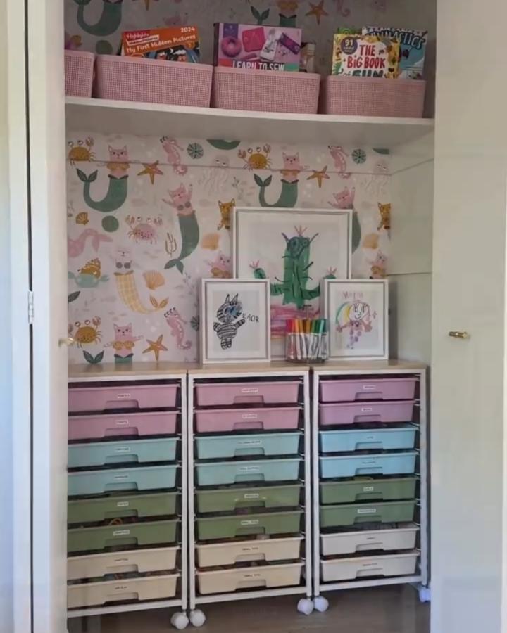 Pink and mint drawer craft closet from @citysage. Framed art and woven bins add a cozy, organized feel.