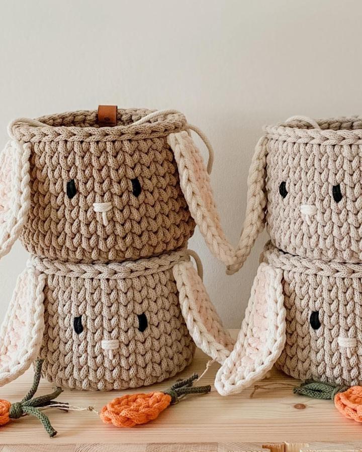 Chunky crochet bunny baskets with floppy ears and crocheted carrots from @gingerandmustard perfect for easter basket ideas.