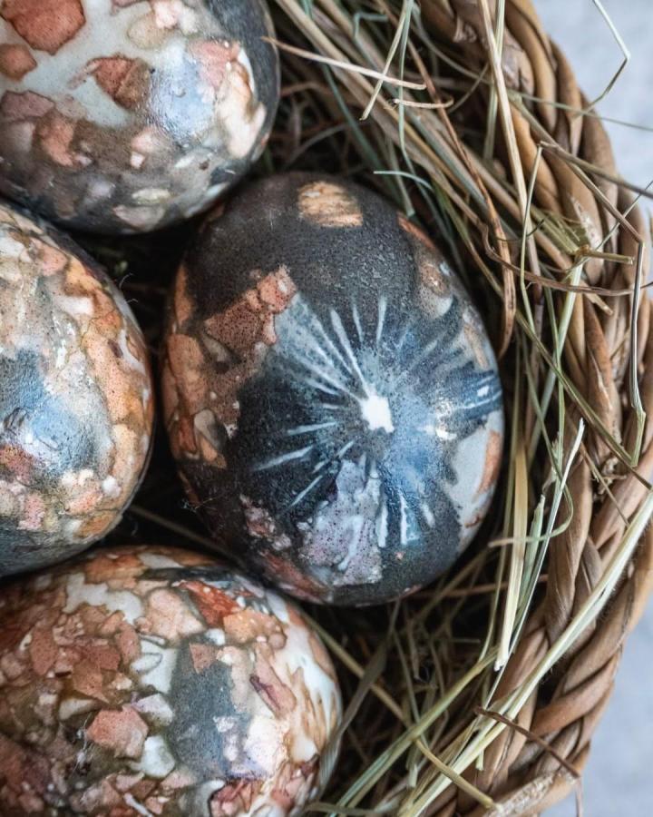 dark charcoal and warm tan natural dye eggs in woven basket from @diy_kreativni showcasing rustic easter egg decorating ideas for adults