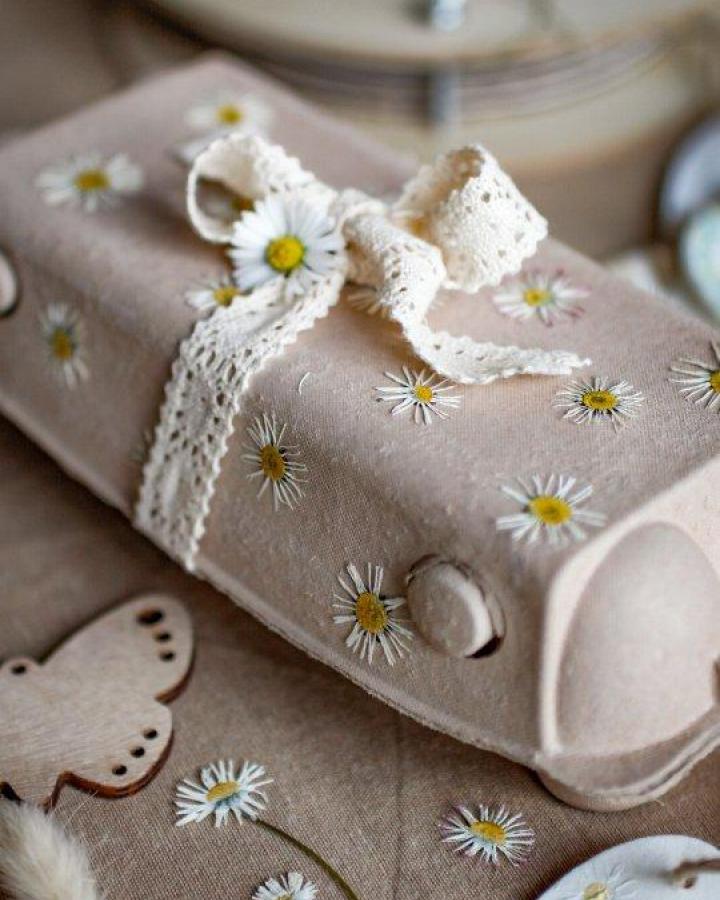 Creamy beige egg carton decorated with delicate daisy flowers and lace ribbon from @vickysstory. Easter egg decorating ideas for adults.