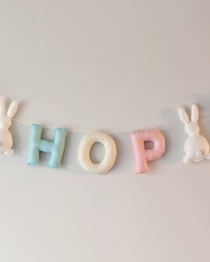 White pastel felt Easter garland ideas with stitched letters and bunny shapes from @sweetpeasfelt. Cozy handmade style.